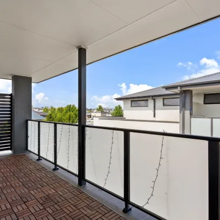 Family-friendly 4-bed Home With Courtyard