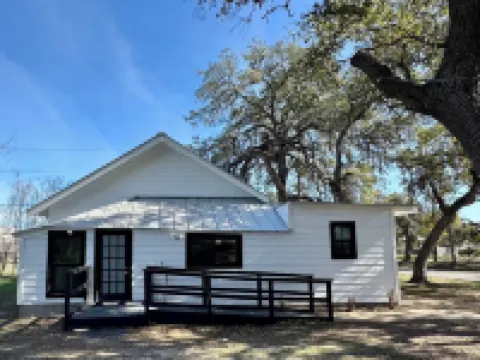 Cozy 2 BR Cottage with Inviting Sunroom, Spacious Yard and Ultimate Comfort Hotels in Kyle