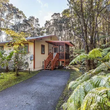 Liko Lehua Cottage in Volcano - Hot Tub & Fireplace - Mauna Loa Estates