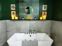 Asian Zen with Jacuzzi, Kitchenette, Near Victoria Sq