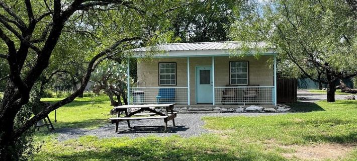 Charming 2-bedroom cabin right on the Frio River - Cabin #1 Ξενοδοχεία στην πόλη Uvalde County