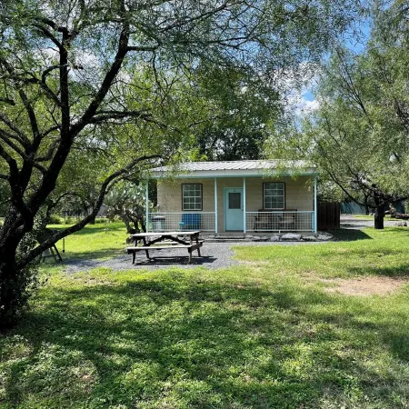 Charming 2-bedroom cabin right on the Frio River - Cabin #1