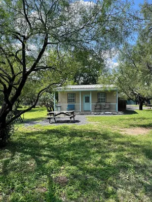Charming 2-bedroom cabin right on the Frio River - Cabin #1 - Feriehus