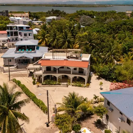 Paradise Inn Placencia - Turtle Suite on the beach