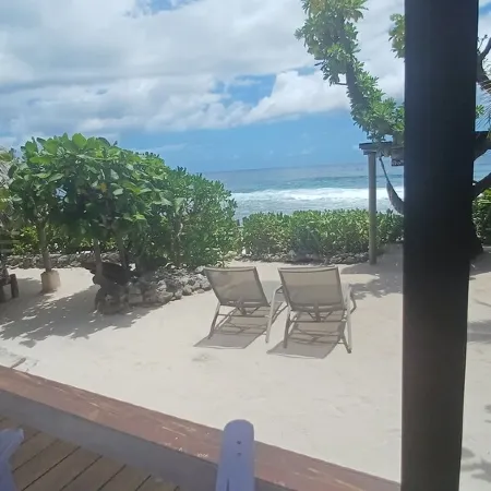 Air-conditioned bungalow by the sea in Moorea