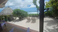 Air-conditioned bungalow by the sea in Moorea