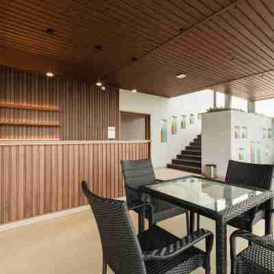 Staymaster Flabris 3BHK Apartment Dining/Meeting Rooms