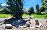 Luxury Retreat-Gourmet Kitchen, Playhouse, Hot Tub, & Steam Shower - Wifi
