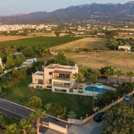 Xenos Villa 2 with 5 Bedrooms Private Swimming Pool, Near the Sea