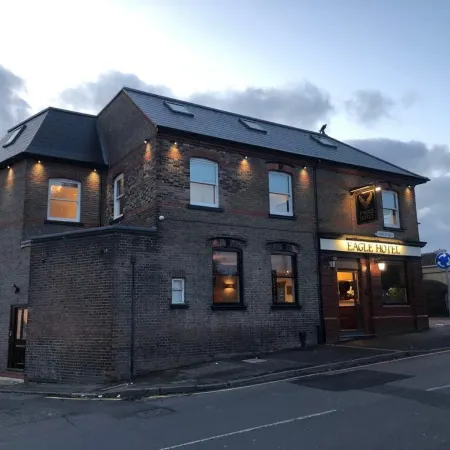 Eagle Hotel Luton Airport Отели в г. Латон