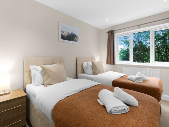 Heathrow Living 2BDR 2BA Apt 03-360stays