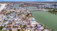Walk to Sand in 2 Mins Beach Home w Patio Grill - Bungalows