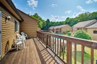 Lincoln Condo w/ Balcony - 6 Mi to Loon Mtn! - موقف سيارات