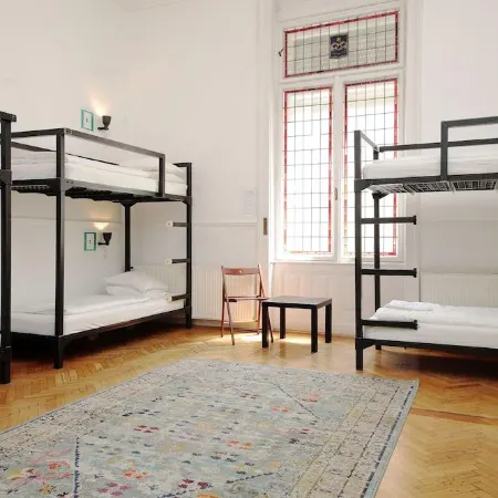 Top House Hostel Отели рядом с достопримечательностью «Торговый центр Mazyad»