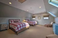 Luxe 'Green Barn' Near Skiing w/ Mt Equinox Views! -  Ferienwohnungen
