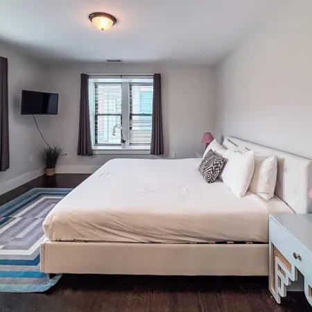 D79 Spacious 5-bedroom house with Roofdeck near Boston!