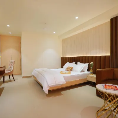 Hotel Adora 鄰近萨迈普尔巴德利的酒店