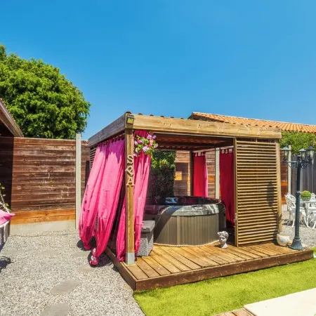 Villa Romance: Relaxation, Heated Pool, Private Spa, Bikes, and Wi-Fi