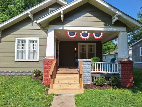 Renovated Bungalow with Cozy Gas Fireplace - Wifi