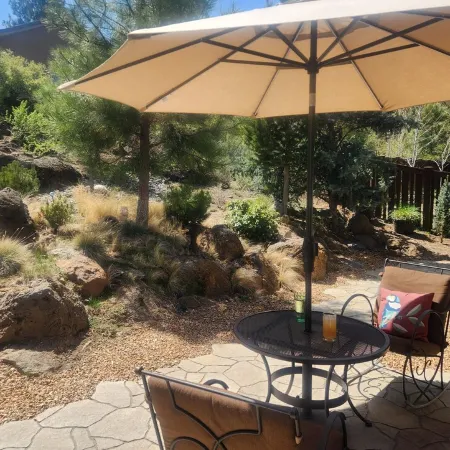 Holiday Time in Beautiful Bend! Awesome House, Chef's Kitchen, Serene Backyard