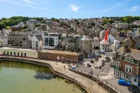 4 Bed - Sleeps 8 - Pool Table -Sea View - Parking - Wi-Fi