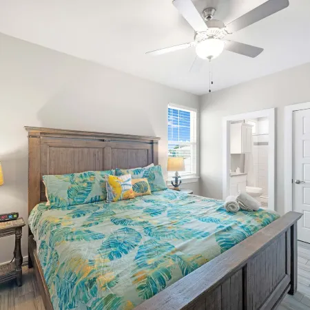 Spacious Townhouse Walk to Beach Resort Pool