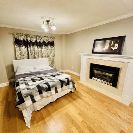 Top Executive 10 bedroom Home Near Airport