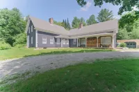 13 Beds, 17 Guests -Hot tub- 15 mins to Sunday River! - Wifi