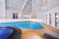 Holiday Inn AYLESBURY by IHG - piscina