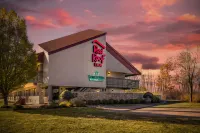 HomeTowne Studios by Red Roof Buffalo - Niagara Airport - parking