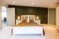 Otters Holt  Circular Riverside Retreat with Hot Tub - Villas