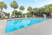 Red Roof Plus+ Mt Pleasant - Patriots Point - Pet friendly