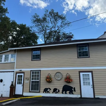 Bear House 1890, Sherfey Suite, Perfect Getaway, Walk to Cafes, Outdoor Activity