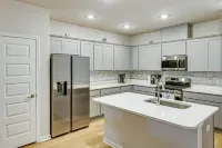 Screened Porch: Newly Built Townhome in Madison -  Apartamentos vacacionales