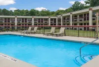 Red Roof Inn & Suites Commerce - Athens - Pool