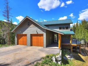 Twin Creek Lodge 7 Bedroom Home by RedAwning