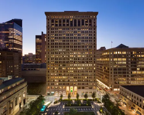 Embassy Suites by Hilton Pittsburgh Downtown Hotel dekat Teater O'Reilly