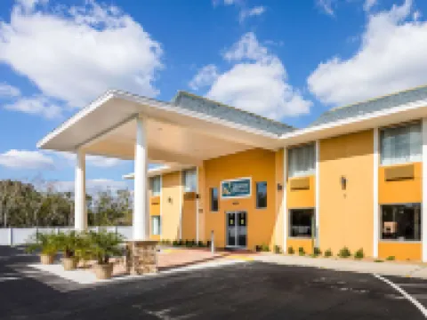 Quality Inn & Suites Heritage Park Hotels near Crystalbrook Golf Course