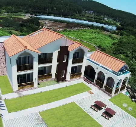 Seogwipo Wooribada Pension Отели рядом с достопримечательностью «Пляж Пёсон»