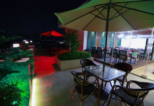 1. 애프터 아워즈 ..