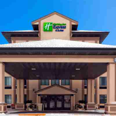 Holiday Inn Express & Suites Winner Hotel Exterior