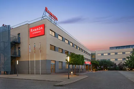 Ramada by Wyndham Valencia Almussafes Отели в г. Альхинет
