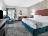 La Quinta Inn & Suites by Wyndham DFW West-Glade-Parks Hotels in Euless
