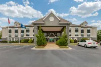 Clarion Pointe Columbus-Bradley Park - parking