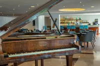 Queens Bay Hotel - bars