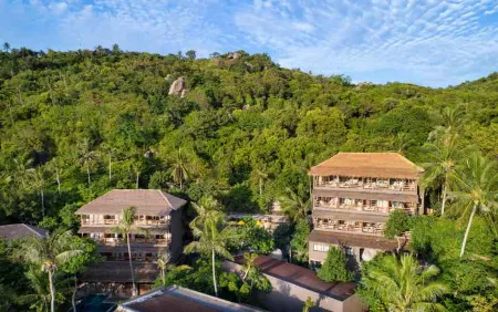 Beach Club by Haadtien