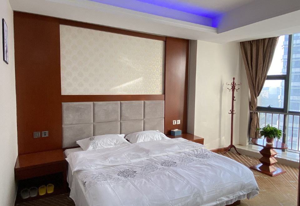 The Tribune Hotel Over view