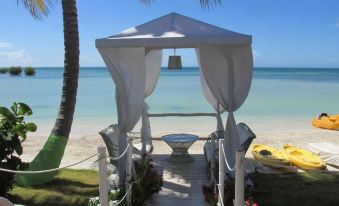 Bahia Salinas Beach Resort & Spa - Housity
