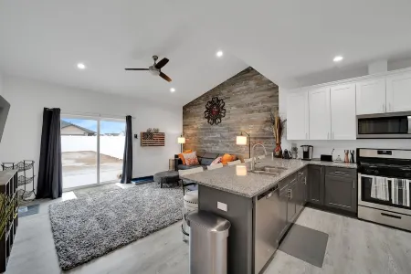 The Jolly Rancher, Luxury Furnishings, Jet Tub, Fenced Yard, Corporate and Vaca