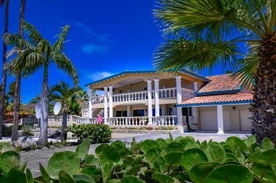 Massive Oceanfront Villa - Spa - Sauna - Gameroom - Malmok!